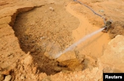 中国江西一个稀土金属矿上有人浇水