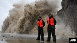台風“菲特”逼近之際，巨浪猛撲浙江省溫嶺的大壩。