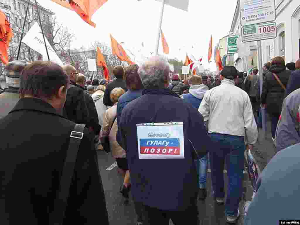 这名示威者身后的标语是：新的古拉格是耻辱。(美国之音白桦拍摄)