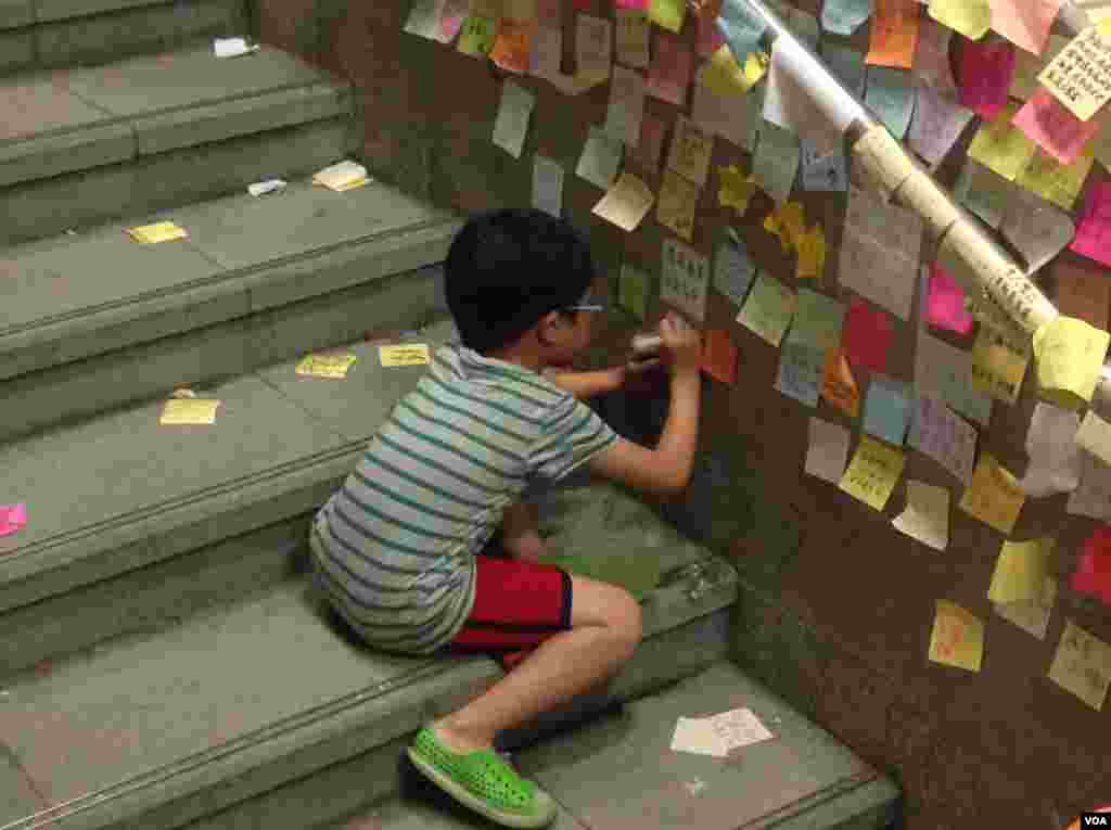 在各界呼籲撤離聲中示威者繼續堅守特首辦（美國之音海彥拍攝）