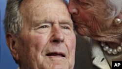 美国前总统老布什和前第一夫人芭芭拉布什（资料照片）