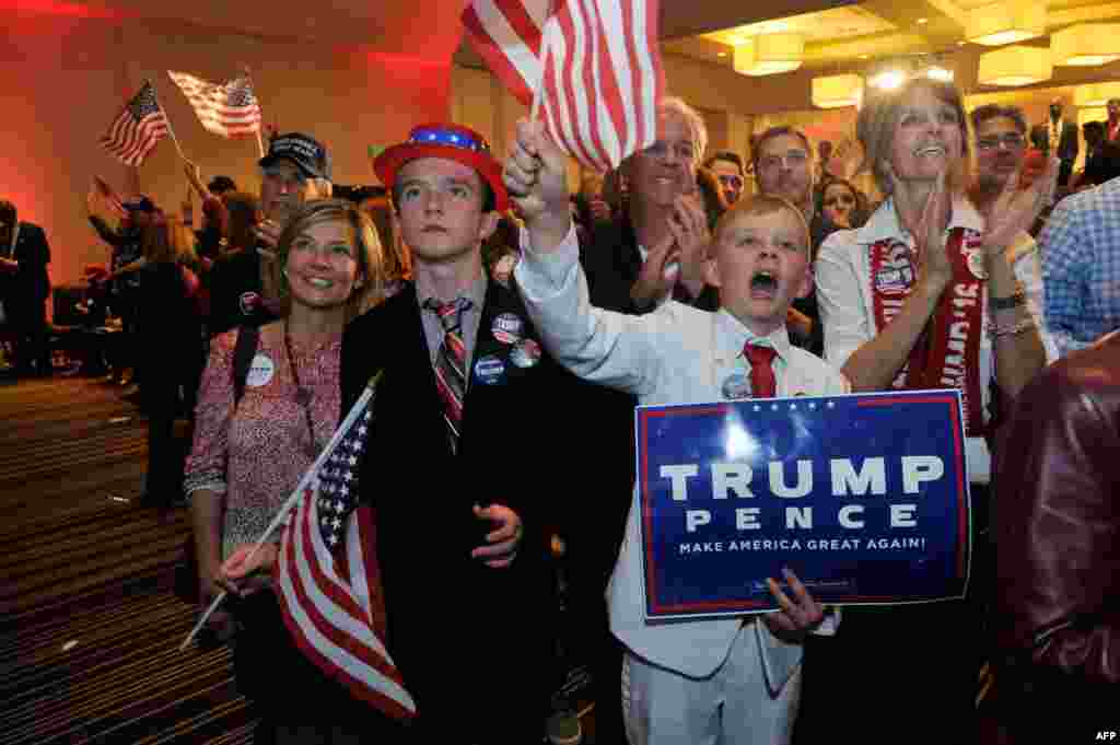 在科罗拉多州的一场支持川普的聚会中，当川普胜选的消息传来时（2016年11月8日）