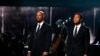 Common（左）和John Legend在第57届格莱美奖颁奖礼上表演电影《塞尔玛》歌曲《荣耀》。（加州洛杉矶，2015年2月8日）
