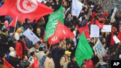 数千名突尼斯执政党的支持者2月9日在突尼斯城示威，支持政府