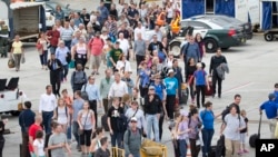 2017年1月6日，乘客们在劳德代尔堡国际机场外面的停机坪上走动。