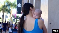 洛杉矶的热情粉丝等待购买iPhone 6（美国之音国符拍摄）