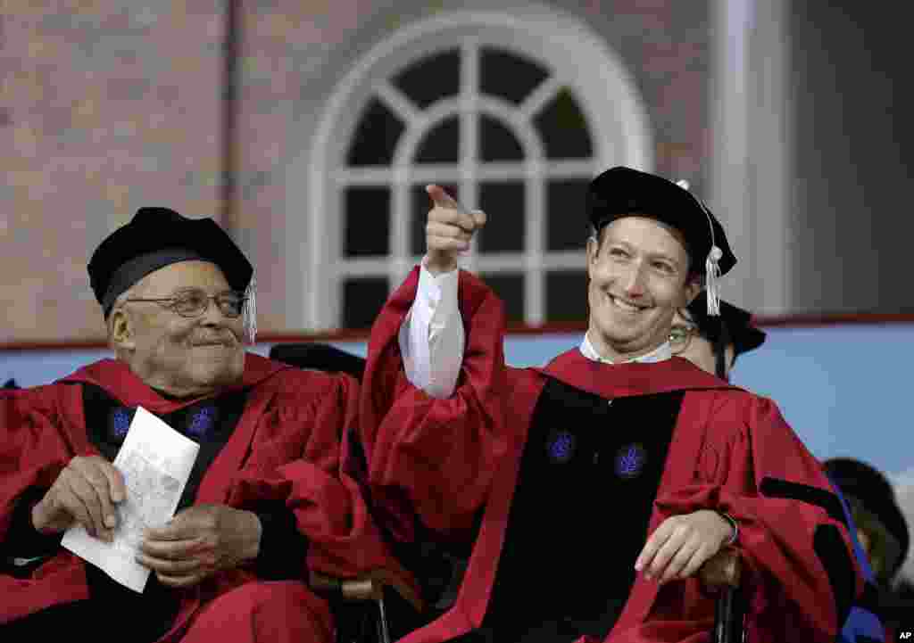 美国演员詹姆斯&middot;琼斯和脸书公司CEO、哈佛大学肄业生扎克伯格在哈佛大学毕业典礼上（2017年5月25日）。扎克伯格被哈佛授予荣誉法学博士学位，并且在毕业典礼上讲话。