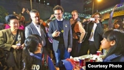 自由国际联盟成员探访金钟占领区（苹果日报图片）