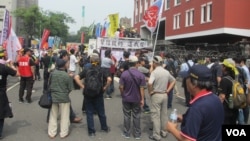 台湾部分军公教人士抗议立法院审议年金改革法案