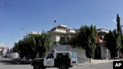 也門警方車輛 1月18日在伊朗大使的官邸外巡邏