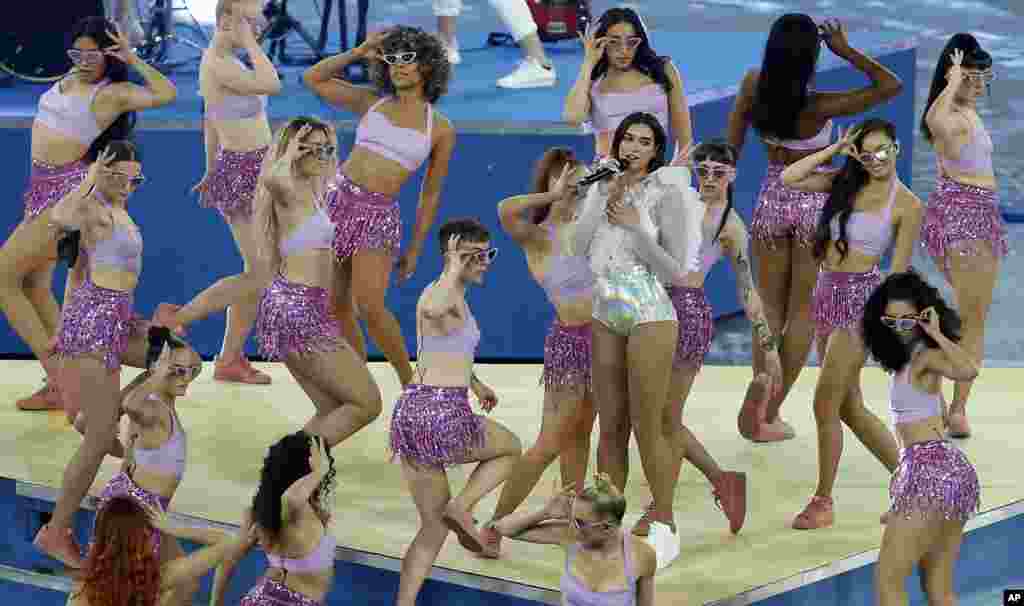 英国歌手​杜娃&middot;黎波（​Dua Lipa，持麦克风者）2018年5月26日在乌克兰基辅的体育场举行的皇家马德里和利物浦之间的欧洲冠军联赛决赛之前表演。黎波在上海演唱会上注意到了台下的情况，并对歌迷表示支持与安慰。演唱会后，黎波在社交媒体上对上海歌迷表示感谢说：&ldquo;眼前发生的事让我感到惊愕，我对所有受到牵连的粉丝送去诚挚的爱意。&rdquo;黎波还表示，希望以后再去上海。本次活动的主办方莱音商务咨询上海有限公司（Live Nation）的微博下面，许多愤怒的歌迷要求解释。 &nbsp;