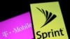 T-Mobile（左）和Sprint（右）标志的智能手机