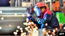 中國山東省青州市一家工廠的工人正在工作。 （2023年11月30日）