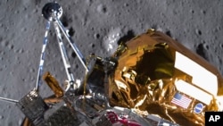 ຮູບພາບນີ້ ທີ່ສະໜອງໃຫ້ໂດຍ Intuitive Machines ໃນວັນທີ 27 ກຸມພາ 2024 ສະແດງໃຫ້ເຖິງ ຍານລົງຈອດ ເທິງດວງເດືອນ Odysseus ຢູ່ເໜືອບໍລິເວນ ຂົ້ວໂລກໃຕ້ຂອງດວງເດືອນ. (ບໍລິສັດ Intuitive Machines ຜ່ານທາງອົງການຂ່າວ ເອພີ)