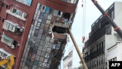 ອຸ​ປະ​ກອນ​ໜັກ​ຖືກ​ໃຊ້​ເພື່ອ​ທຳ​ລາຍ​ຕຶກ Uranus, ທີ່​ໄດ້​ຮັບ​ຄວາມ​ເສຍ​ຫາຍ​ໃນ​ເຫດ​ແຜ່ນ​ດິນ​ໄຫວ​ເມື່ອ​ວັນ​ທີ 3 ເມ​ສາ​ທີ່​ຜ່ານ​ມາ, ເມືອງ ຮ​ວາ​ລຽນ, ໄຕ້​ຫວັນ, 5 ເມ​ສາ 2024.