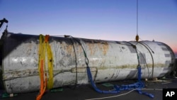 ຮູບພາບນີ້ສະໜອງໃຫ້ໂດຍກະຊວງປ້ອງກັນປະເທດເກົາຫລີໃຕ້ ສະແດງໃຫ້ເຫັນວັດຖຸທີ່ເກັບກູ້ໄດ້ໂດຍທະຫານຂອງເກົາຫລີໃຕ້ ທີ່ຄາດວ່າເປັນສ່ວນນຶ່ງຂອງຍານສຳຫຼວດອາວະກາດຂອງເກົາຫລີເໜືອ ທີ່ຕົກລົງສູ່ທະເລ ຫລັງຈາກຄວາມລົ້ມເຫຼວໃນການຍິງຂຶ້ນ, ຢູ່ທະເລຕາເວັນຕົກ, ເກົາຫລີໃຕ້, ວັນທີ 15 ມິຖຸນາ 2023