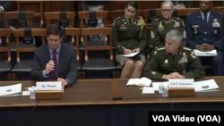 美国国防部长首席网络顾问布鲁姆(John Plumb)(左）与美国网络司令部司令中曾根上将（Paul Nakasone)2023年3月30日在众议院军事委员会网络、信息技术和创新小组委员会上作证。（国会视频截图）