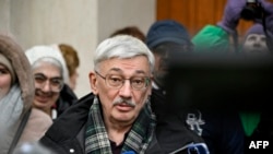 70歲的奧列格·奧洛夫在莫斯科一家法庭外對記者講話。（2024年2月26日）