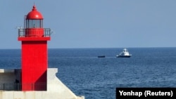 一艘南韓軍艦拖著一隻據信是逃出北韓的脫北者乘坐的小木船前往南韓襄陽港口。（2023年10月24日）