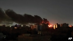 Moshi ukisambaa angani baada ya shambulizi mjini Khartoum, Sudan, Jumapili, April 16, 2023.