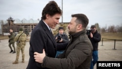 Владимир Зеленский и Джастин Трюдо на аэродроме в Гостомеле, недалеко от Киева, 24 февраля 2024 года