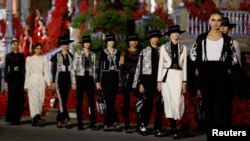 
Wanamitindo wakionyesha mavazi ya Christian Dior huko Spain juni 16, 2022 Picha na Rodrigo Oropeza / AFP.
