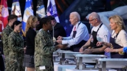 拜登一家提前歡度感恩節 為軍人提供晚餐、播放電影