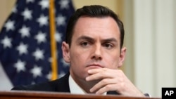 ແຟ້ມ - ທ່ານ​ໄມ​ຄ໌ ກາ​ລັກ​ເກີ ປະ​ທານ​​ກຳ​ມະ​ການ​ສະ​ພາ​ຕ່ຳ ຈາກ​ລັດ​ວິ​ສ​ຄອນ​ຊິນ ​ຮັບ​ຟັງ​ຄຳ​ໃຫ້​ການ ຂອງ​​ກຳ​ມະ​ການ ຮັບ​ຜິດ​ຊອບ​ໃນ​ການ​ຕໍ່​ຕ້ານ​ອິດ​ທິ​ພົນ​ຈີນ ວັນ​ທີ 28 ກຸມ​ພາ 2023. ທ່ານ​ກາ​ລັກ​ເກີ ແລະ​ສະ​ມາ​ຊິກ​ສະ​ພາ​ຄົນ​ອື່ນໆ ເລີ້ມຢ້ຽມ​ຢາມ​ໄຕ້​ຫວັນ​ 3 ມື້ ໃນ​ວັນ​ທີ 22 ກຸມ​ພາ 2024.