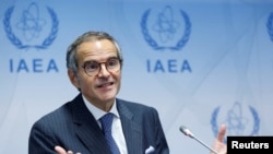 ແຟ້ມຮູບ—ໃນວັນເສົາ, ຫົວໜ້າອົງການກວດການິວເຄລຍຂອງອົງການສະຫະປະຊາຊາດ ທ່ານກຣອສຊີ ປະນາມການເຄື່ອນໄຫວ "ທີ່ບໍ່ມີເຫດຜົນ ແລະບໍ່ເຄີຍມີມາກ່ອນ" ຂອງ ອີຣ່ານ ເພື່ອຂັດຂວາງຜູ້ກວດກາຫຼາຍຄົນທີ່ໄດ້ຮັບການມອບໝາຍເຂົ້າມາໃນປະເທດນີ້, ໂດຍຂັດຂວາງການຕິດຕາມກ່ຽວກັບກິດຈະກໍານິວເຄລຍຂອງເຕຫະຣ່ານ. 