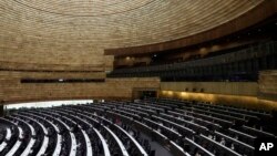 (ພາບ​ໃນ​ແຟ​ມ) ສະ​ມາ​ຊິກ​ສະ​ພາ​ປະ​ຊຸມ​ກັນ ໃນ​ຫ້ອງ​ປະ​ຊຸມ​ຂອງ​ສະ​ພາ​ຂອງ​ໄທ ໃນ​ບາງກອກ, ວັນ​ທີ 19 ກໍ​ລະ​ກົດ, 2023.