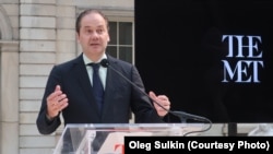 Директор музея Мет Макс Холляйн.