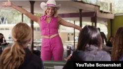 ພາບຖ່າຍຈາກຈໍ ຂອງຕົວຢ່າງສຳລັບຮູບເງົາ ຊື່ວ່າ "Barbie" ຂອງບໍລິສັດ Warner Bros. 