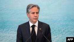 布林肯2023年4月18日在日本輕井澤鎮舉行的七國集團外長會議後的新聞發布會上講話。