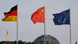 中國、德國和歐盟旗幟在德國柏林國會大廈外飄揚。 （法新社資料圖）