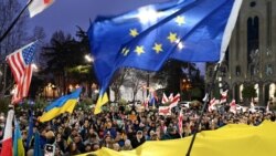格鲁吉亞民眾在首都第比利斯街頭舉著烏克蘭、歐盟和美國的旗幟遊行紀念俄烏戰爭爆發兩週年。（法新社2024年2月24日）