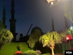 吊車已經架到沙甸大清真寺圓頂上 (美國之音/柯林)