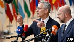 北約秘書長斯托爾滕貝格（左）與歐洲理事會主席米歇爾在布魯塞爾的歐盟總部對媒體講話。（2023年6月29日）