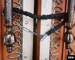 沙甸大寺門已經被鎖起來 (美國之音/柯林)