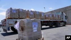 ແຟ້ມຮູບ-ຊຸດເຄື່ອງການຊ່ວຍເລືອດ້ານມະນຸດສະທໍາສໍາລັບແຫຼມກາຊາ ພ້ອມດ້ວຍເຄື່ອງໝາຍຂອງ World Central Kitchen ທີ່ຕິດຢູ່ເທິງລົດບັນທຸກ ຢູ່ບໍລິເວນດ່ານຊາຍແດນ ຄາເຣັມ ຊາໂລມ (Kerem Shalom) ທາງພາກໃຕ້ຂອງອິສຣາແອລ, ວັນທີ 30 ພຶດສະພາ 2024. 