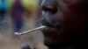 Wani matashi na shan tabar kwayar kush, mai nau'in wiwi da ake hada wa da muggan kwayoyin Fentanyl da Tramadol da kuma kwayoyin Formaldehyde, a Freetown, kasar Sierra Leone, Afrilu 29, 2024. (Reuters)