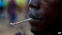Wani matashi na shan tabar kwayar kush, mai nau'in wiwi da ake hada wa da muggan kwayoyin Fentanyl da Tramadol da kuma kwayoyin Formaldehyde, a Freetown, kasar Sierra Leone, Afrilu 29, 2024. (Reuters)