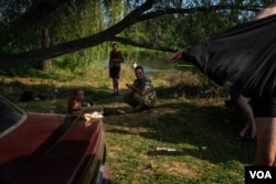 烏克蘭士兵在距離庫皮揚斯克周圍俄軍防線僅5公里的奧斯基爾河游泳。 (2023年8月19日，美國之音博夏特拍攝)