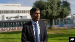 ນາຍົກລັດຖະມົນຕີອັງກິດ ທ່ານ ຣີຂີ ສຸນາກ ກ່າວຕໍ່ສື່ສັງຄົມ ໃນຂະນະທີ່ເດີນທາງມາເຖິງສະໜາມບິນ Ben Gurion ໃກ້ກັບນະຄອນແຕລ ອາວີບ ປະເທດອິສຣາແອລ ໃັນທີ 19, 2023 