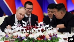 ປະ​ທາ​ນາ​ທິ​ບໍ​ດີ ຣັດ​ເຊຍ ທ່ານ ວ​ລາ​ດິ​ເມຍ ປູ​ຕິນ ແລະ ຜູ້​ນຳ ເກົາຫຼີ​ເໜືອ ທ່ານ ກິມ ຈົງ ອຶນ ເຂົ້າ​ຮ່ວມ​ງານ​ລ້ຽງ​ລັດ​ຖະ​ການ ຫຼັງ​ຈາກ​ການ​ເຈ​ລະ​ຈາ​ຂອງ​ພວກ​ເພິ່ນ, 19 ມິ​ຖຸ​ນາ 2024.