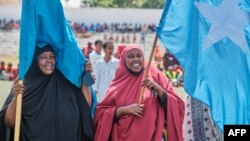 Wanawake wakiwa wameshika bendera ya Somalia wakiimba wakati wa maandamano kuiunga mkono serikali ya SomaliaJanuari 3, 2024. Picha na ABDISHUKRI HAYBE / AFP