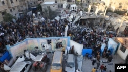 Последствия израильского удара возле школы БАПОР в городе Хан-Юнис в секторе Газа, 21 октября 2023