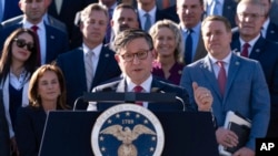 ແຟ້ມ - ປະ​ທານ​ສະ​ພາ​ຕ່ຳ ທ່ານ​ໄມ​ຄ໌ ຈອນ​ສັນ ກ່າວ​ທີ່ກອງ​ປະ​ຊຸມ​ຖະ​ແຫຼງ​ຂ່າວ ເມື່ອ​ວັນ​ທີ 25 ຕຸ​ລາ​ 2023. ບັນ​ດາ​ຜູ້​ນຳ​ລັດ​ຖະ​ສະ​ພາ ​ໄດ້​ບັນ​ລຸ​ຂໍ້​ຕົກ​ລົງ ​ກ່ຽວ​ກັບ​ລະ​ດັບ​ການ​ໃຊ້​ຈ​່າຍ ​ສຳ​ລັບ​ສົກ​ງົບ​ປະ​ມານປີ 2024 ທີ່​ອາດ​ຫຼີກ​ລ່ຽງ​ການ​ປິດ​ລັດ​ຖະ​ບານ ໃນ​ທ້າຍ​ເດືອນນີ້​. 