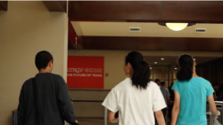 一個中國家庭非法跨越美國南部邊界線後被邊境人員拘留、然後被釋放。 （美國之音2023年12月）