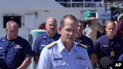 2023 年 6 月 22 日，美国海岸警卫队少将、第一海岸警卫队区司令约翰·莫格在波士顿海岸警卫队基地接受记者采访，讲述了泰坦尼克号残骸附近失踪的泰坦潜水器的内爆事件。