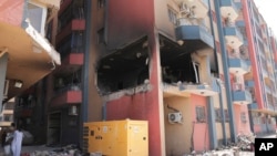 Majengo ya makaazi yameharibiwa kufuatia mapigano yanayoendelea huko Khartoum, Sudan, April 20, 2023.